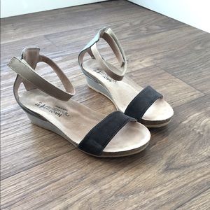 Naot womens size 37 Pixie sandals.